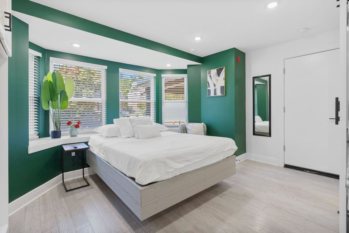 Luxury Studio Suite | Hypo-allergenic bedding, desk