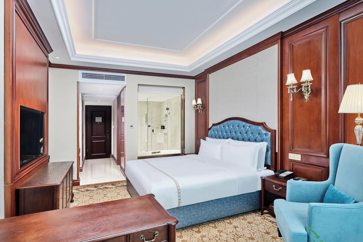 ห้องดีลักซ์ | เครื่องนอนระดับพรีเมียม, เตียงพร้อมฟูกเสริมที่นอน, ตู้นิรภัยในห้องพัก
