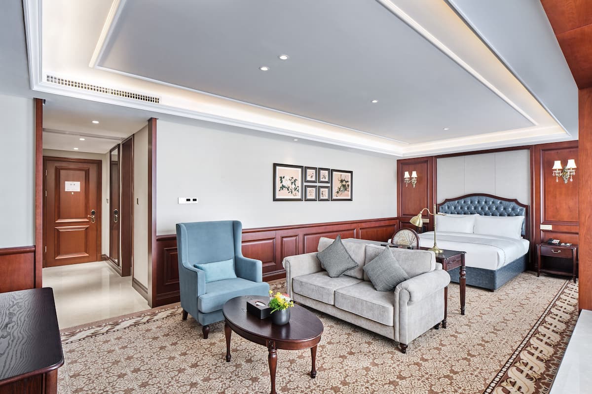 ห้องเอ็กเซกคิวทีฟ | เครื่องนอนระดับพรีเมียม, เตียงพร้อมฟูกเสริมที่นอน, ตู้นิรภัยในห้องพัก