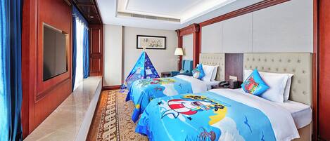Habitación de hotel con una cama grande, un escritorio, una silla y una ventana con cortinas.