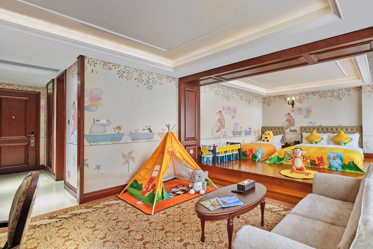 ห้องแฟมิลี่ | เครื่องนอนระดับพรีเมียม, เตียงพร้อมฟูกเสริมที่นอน, ตู้นิรภัยในห้องพัก