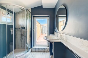 Dusche, Haartrockner, Bidet, Handtücher