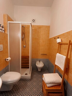 Douche, sèche-cheveux, bidet, serviettes fournies