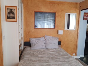 1 غرفة نوم ومكواة/لوح كي وواي فاي وملاءات أسرّة