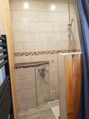 Dusche, Handtücher, Toilettenpapier