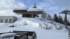 A snow-covered ski lift with a cabin structure. - New apartment in the quiet of the Jizera Mountains (Smržovka)