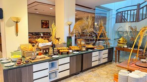 Ein reichhaltiges Buffet mit verschiedenen Speisen und Dekoration.
