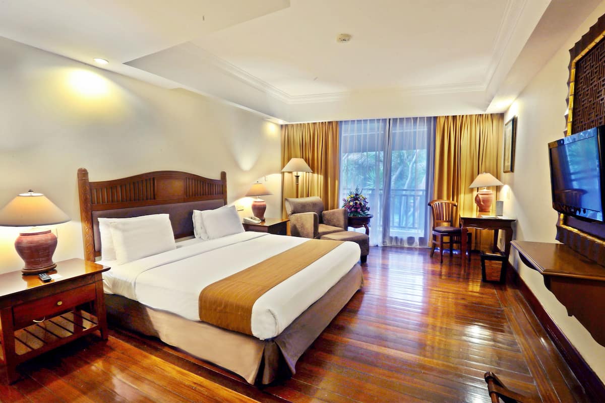 Executive Room, 1 King Bed | 1 bedroom, desk, iron/ironing board, free WiFi