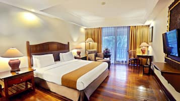 Executive Room, 1 King Bed | 1 bedroom, desk, iron/ironing board, free WiFi