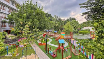 Área de juegos infantiles techada