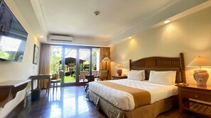 Escritorio, tabla de planchar con plancha, wifi gratis y ropa de cama 