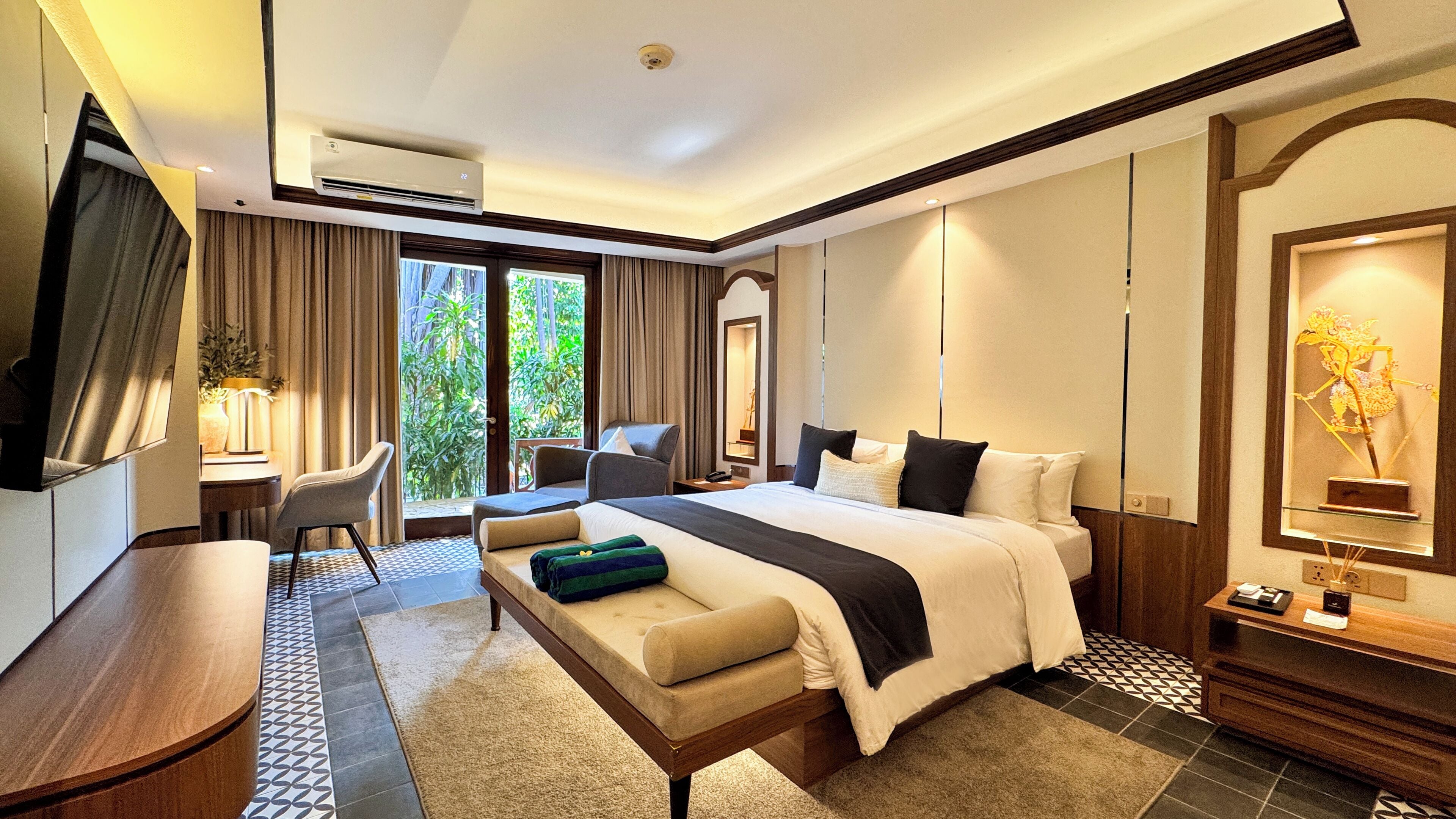 Suite Eksekutif | Meja kerja, setrika/meja setrika, Wi-Fi gratis, dan seprai linen