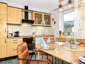 Frigorífico, horno, placa de cocina y lavavajillas