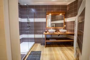 Douche, sèche-cheveux, savon