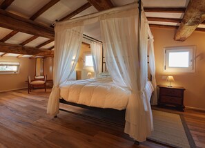 4 bedrooms, iron/ironing board, WiFi, bed sheets