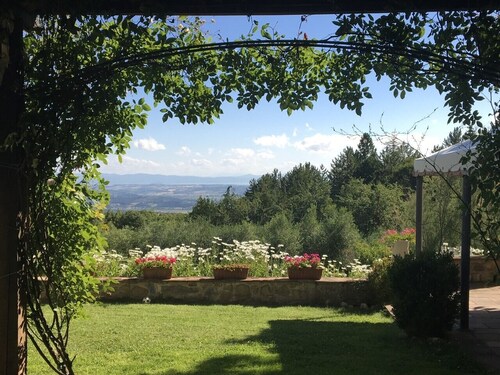 Tuscan villa with stunning views!