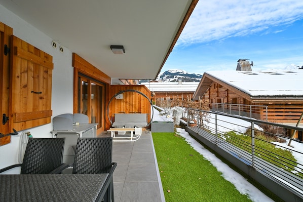 Terrace/patio - Apartment 'Le Barat'ski' with Mountain View, Private Terrace and Wi-Fi (Le Grand-Bornand)