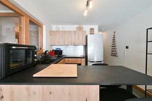 Réfrigérateur, micro-ondes, four, plaque de cuisson