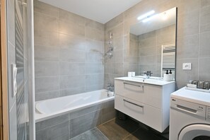 Bañera, secador de pelo, toallas