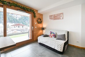 TV - Apartment 'Le Barat'ski' with Mountain View, Private Terrace and Wi-Fi (Le Grand-Bornand)