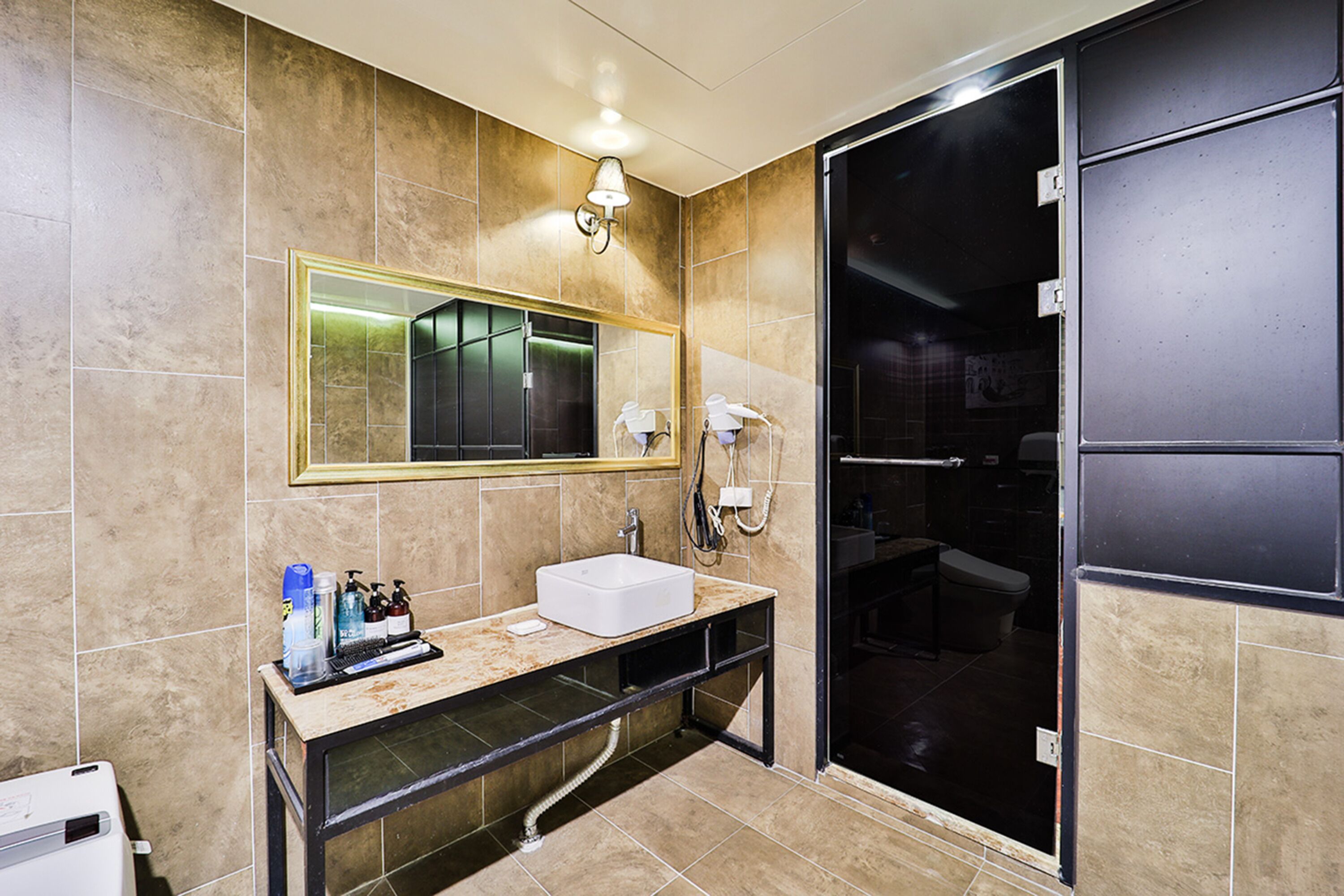 Royal-Zweibettzimmer | Badezimmer | Badewanne und Dusche (separat), kostenlose Toilettenartikel