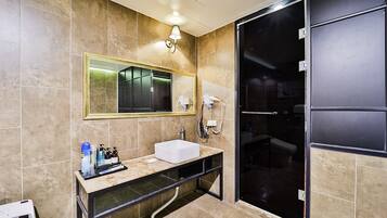 Royal-Zweibettzimmer | Badezimmer | Badewanne und Dusche (separat), kostenlose Toilettenartikel