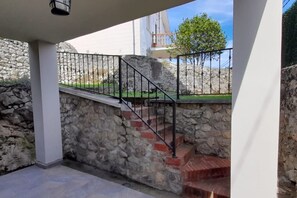 المنطقة المحيطة بالمنشأة