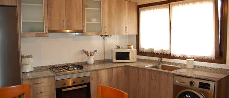 Fridge, microwave, oven, coffee/tea maker