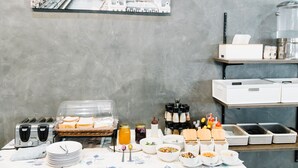 Ein reichhaltiges Frühstücksbuffet mit verschiedenen Speisen, einem Toaster und Beilagen.