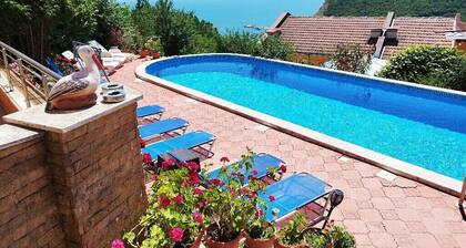 Fantastic views!10 min walking to the beach