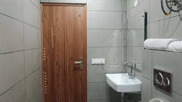 Deluxe Room | Bathroom