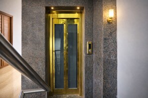 Lobby - Mauryan Elite Hotel @ Devli Khanpur (New Delhi)