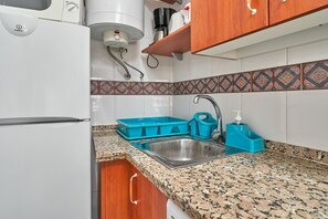 Een koelkast, een microgolfoven, een kookplaat