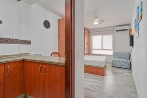 1 غرفة نوم ومكواة/لوح كي وواي فاي مجانًا وملاءات أسرّة