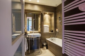 Ein Badezimmer mit Waschbecken, Spiegel, Dusche und Toilette.
