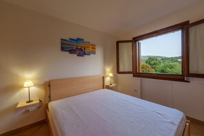 1 bedroom, bed sheets