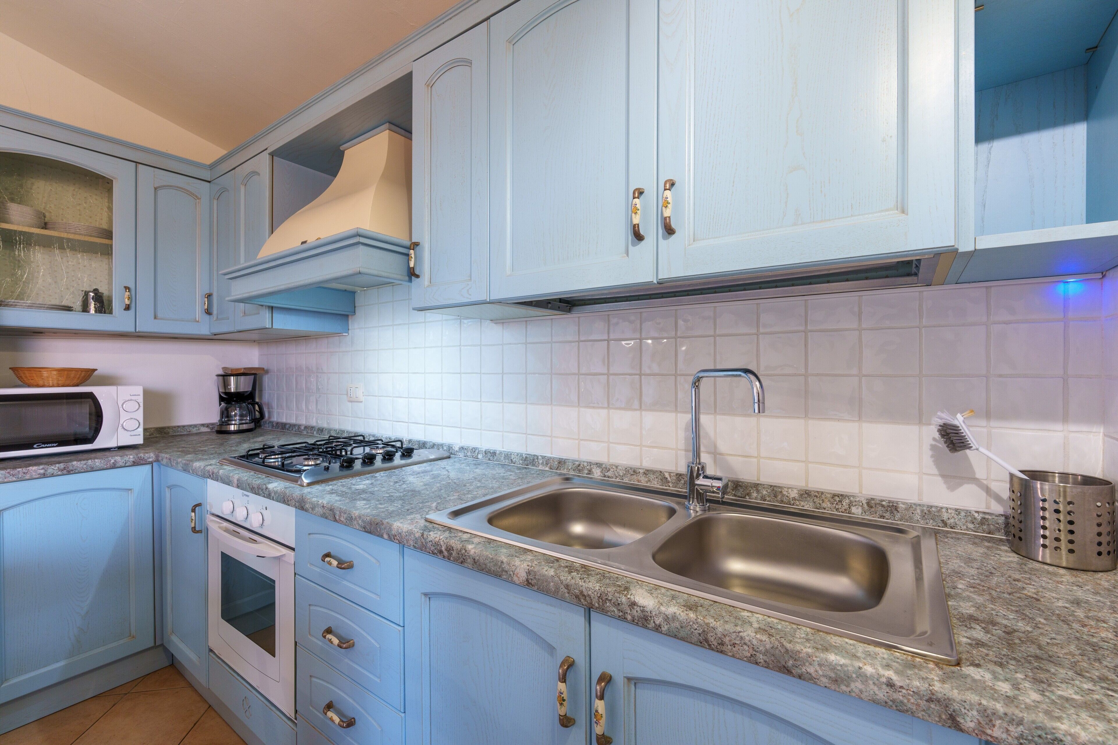 Refrigerador, horno, placa de cocina, utensilios de cocina