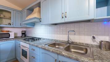 Refrigerador, horno, placa de cocina, utensilios de cocina