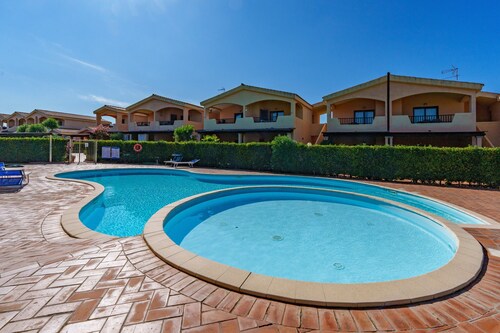 Holiday Apartment 'Casa Vacanze Mandorlo' with Shared Pool, Terrace & Garden