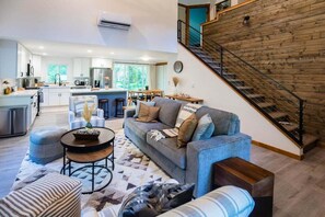 Smart TV, fireplace - Perch - Modern & Tranquil 3BR Cabin (Ashford)