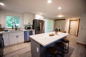 Fridge, microwave, oven, stovetop - Perch - Modern & Tranquil 3BR Cabin (Ashford)