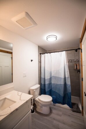 Bathtub, hair dryer, towels - Perch - Modern & Tranquil 3BR Cabin (Ashford)