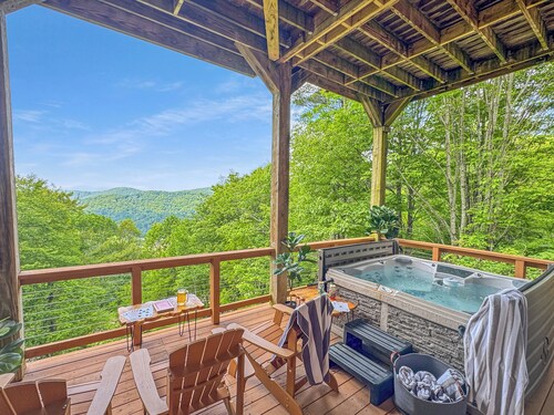 Beautiful Mountain Home: 6BR/4BA Hot Tub+Game Room+Golf+Views