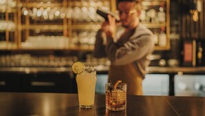 Un bar où un barman prépare un cocktail.