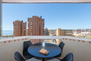 Outdoor dining - Apartment "Sunny One Bedroom" with Sea View  & Wi-Fi (Fuengirola)