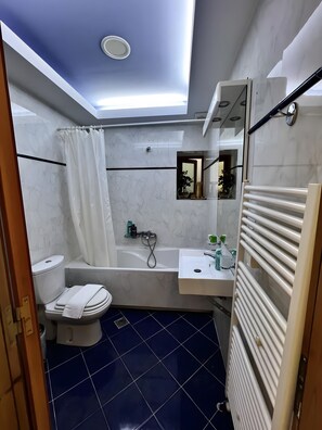 Een bad, een haardroger, handdoeken