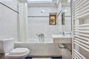 Bathtub, hair dryer, towels