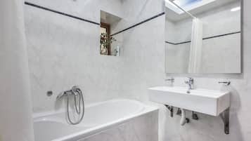 Badewanne, Haartrockner, HandtĂŒcher