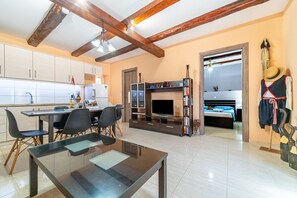 Dining - Holiday Apartment "Kohili Retreat" with Mountain View, Shared Garden & Wi-Fi (Corfu)