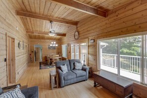 Una Smart TV, videojuegos, un futbolín